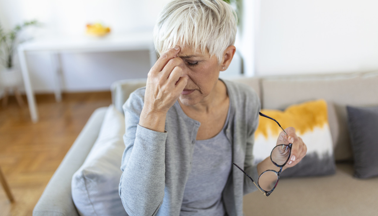 Mujer mayor con anteojos se frota los ojos que sufren de ojos cansados concepto de enfermedades oculares