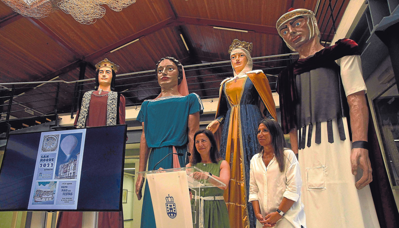 Los ‘xigantes e cabezudos’ también ‘acudieron’ a la presentación de las Festas de San Roque Quintana