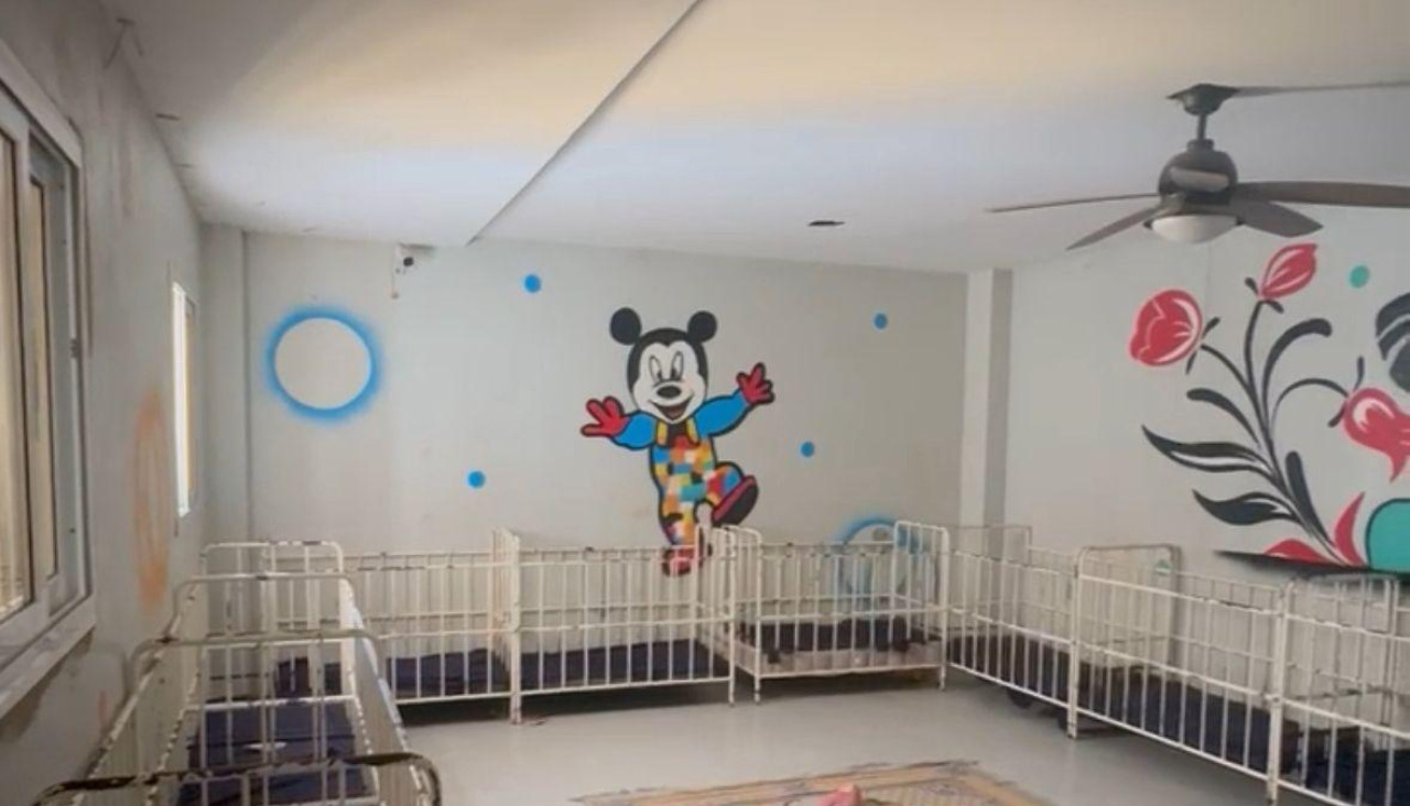 Una de las salas del orfanato decorada con dibujos, fruto del intercambio cultural promovido por La Familia de Noah.