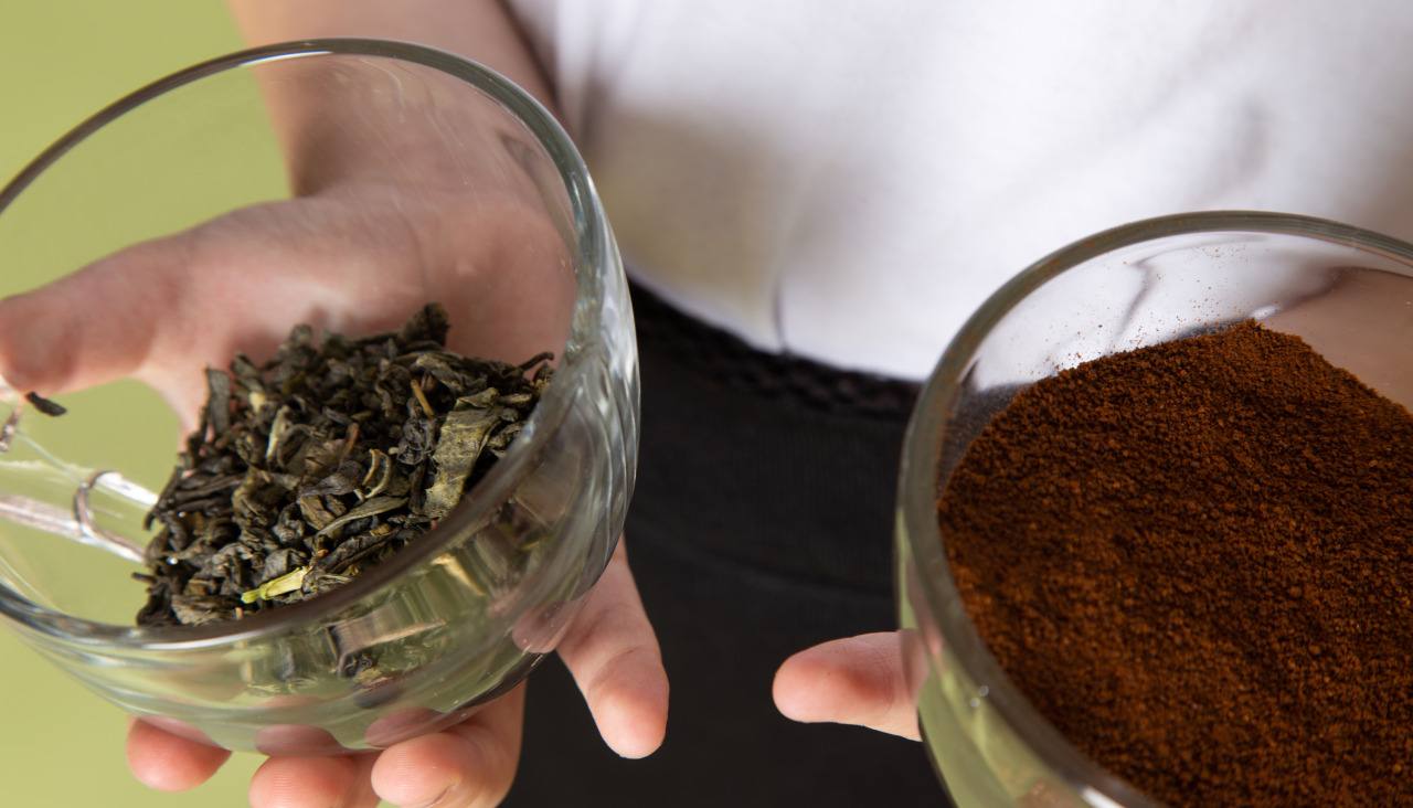 Una vista frontal de especies de cafe en polvo nino pequeno