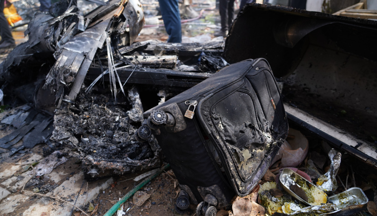 AHMEDABAD (India), 12/06/2025.- Debris at the site of a plane crash near Sardar Vallabhbhai Patel International Airport in Ahmedabad, Gujarat, western India, 12 June 2025. Air India flight AI171, bound for London carrying 242 passengers and crew members on board a Boeing 787-8 aircraft, crashed minutes after take-off in the Meghaninagar area of Ahmedabad. (Londres) EFE/EPA/SIDDHARAJ SOLANKI