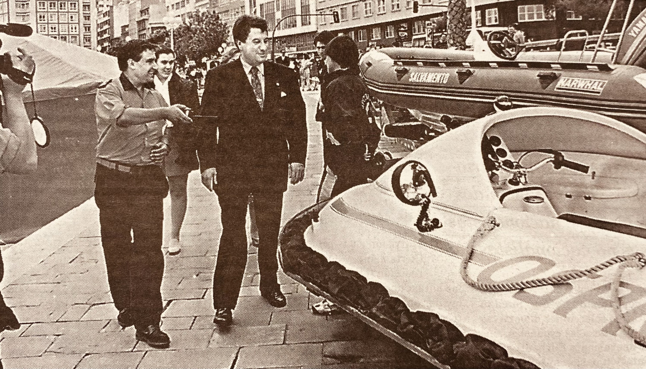 1998 El jefe de Protecciu00f3n Civil, Carlos Garcu00eda, junto al alcalde, Francisco Vu00e1zquez