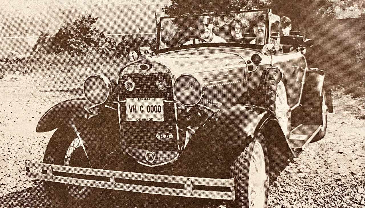 1998 Carlos Alberto Aragundi y su familia con el Ford A Roadster que estrena el registro de vehu00edculos histu00f3ricos de A Coruu00f1a