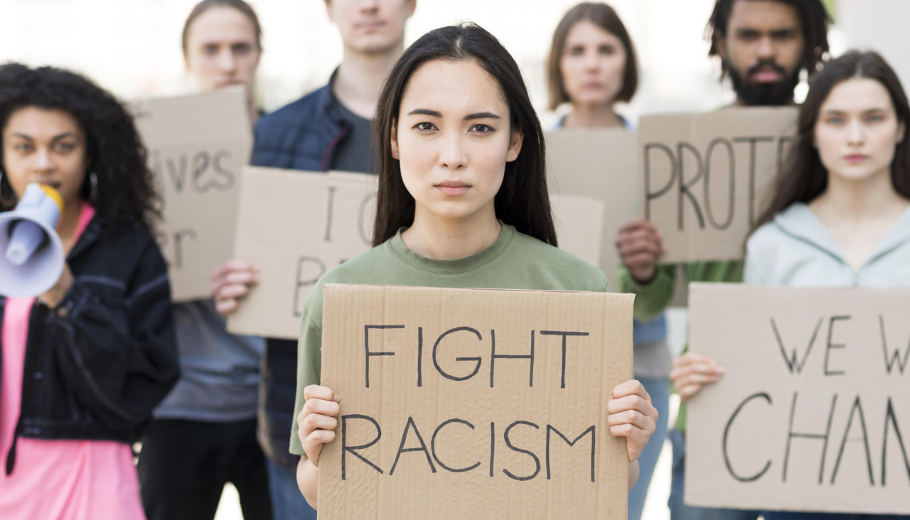 Grupo de personas con citas de lucha contra el racismo