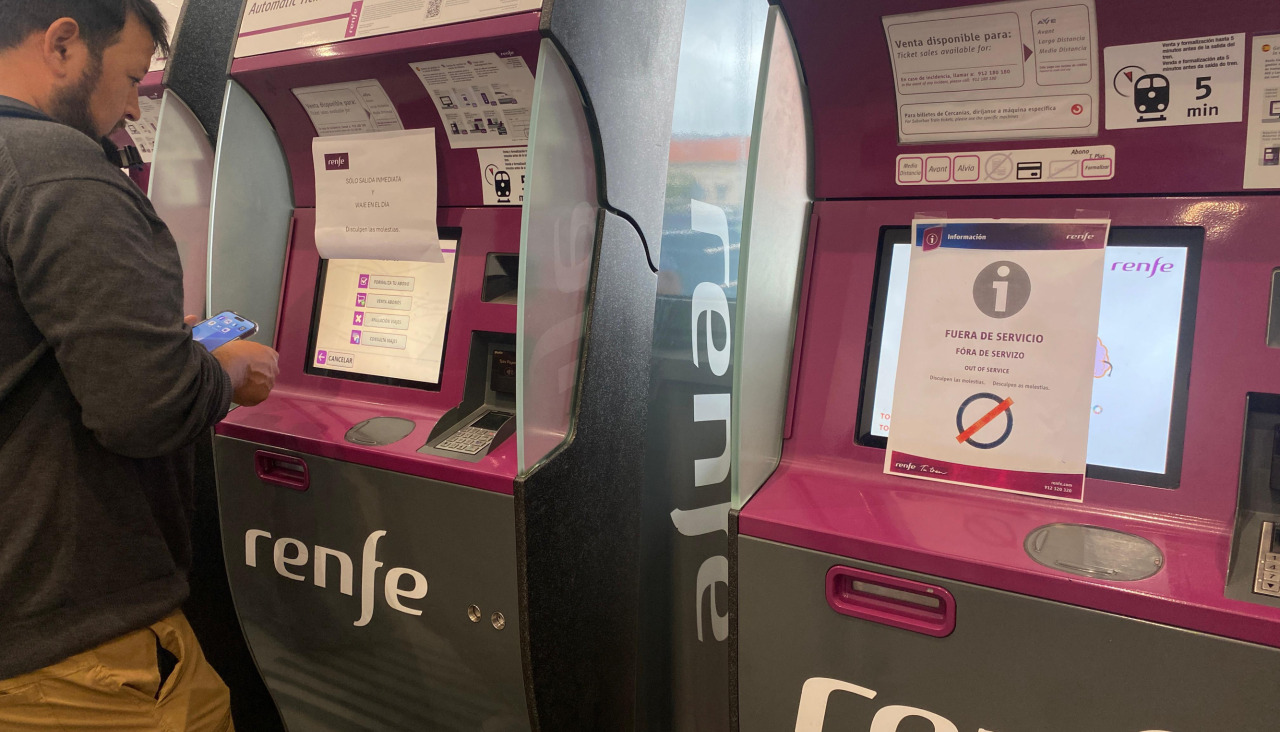 Colas en la estaciu00f3n de A Coruu00f1a para conseguir los abonos bonificados (2)
