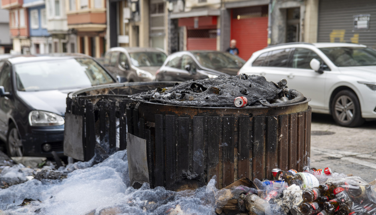 Contenedores quemados en la calle San Rosendo