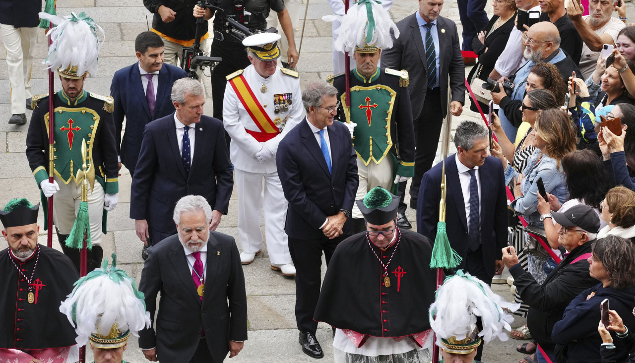SANTIAGO DE COMPOSTELA, 25/07/2024.- El líder del Partido Popular, Alberto Núñez-Feijóo (C), y el presidente de la Xunta de Galicia, Alfonso Rueda (c-i), asisten a la celebración de la ofrenda Nacional al Apóstol Santiago en Santiago de Compostela, este jueves. EFE/ David Mudarra/Partido Popular SOLO USO EDITORIAL/SOLO DISPONIBLE PARA ILUSTRAR LA NOTICIA QUE ACOMPAÑA (CRÉDITO OBLIGATORIO)