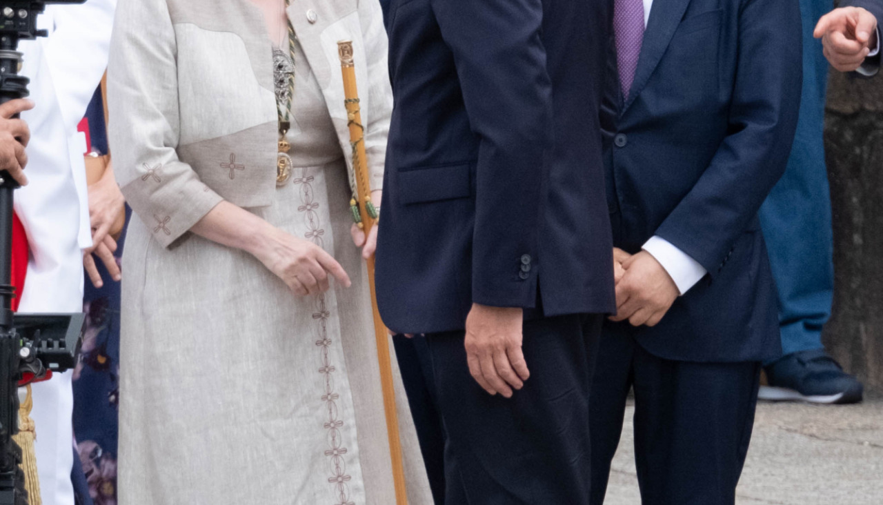 La alcaldesa de Santiago, Goretti Sanmartín; el presidente del Partido Popular, Alberto Núñez Feijóo, y el delegado del gobierno en Galicia, Pedro Blanco, conversan a su llegada a la tradicional o