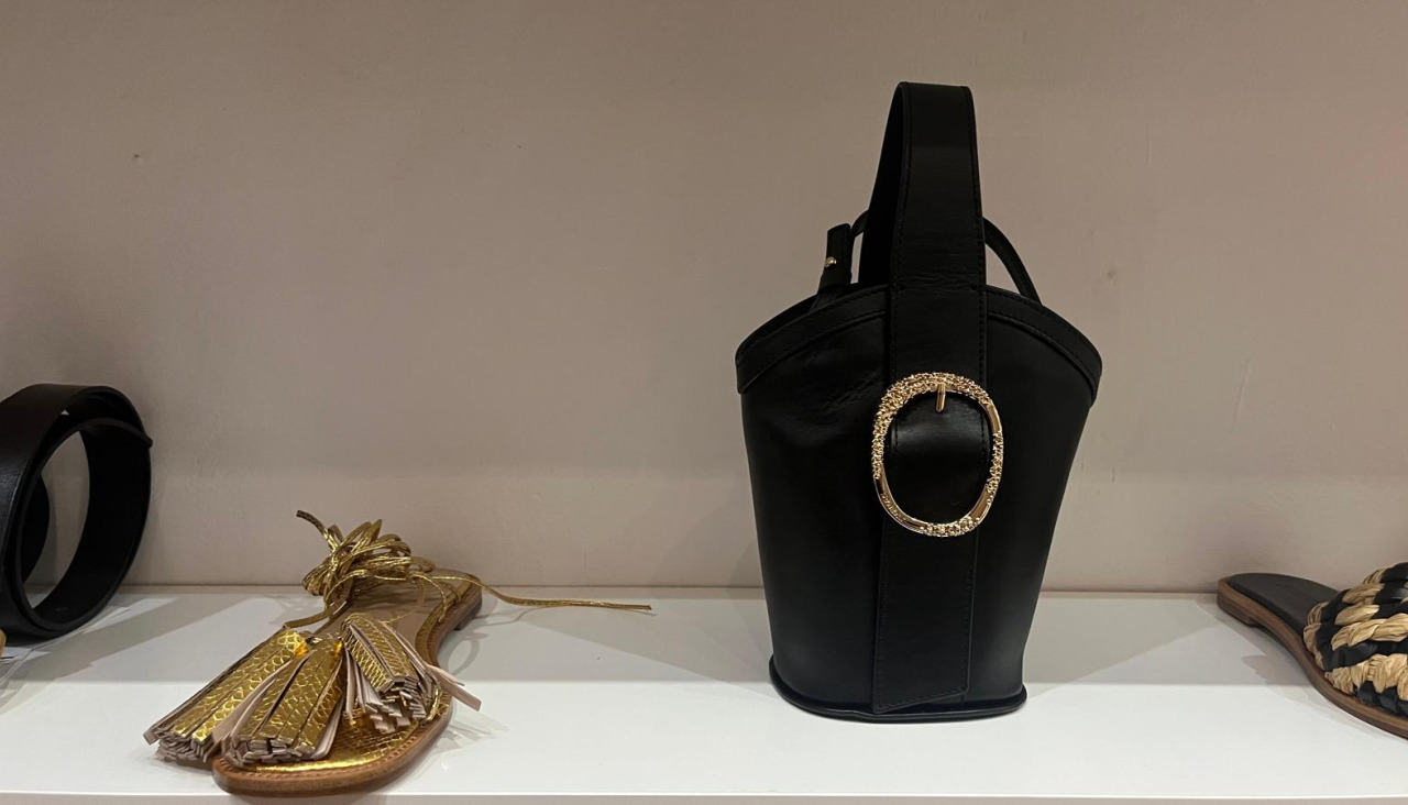 El bolso Le Cubito en negro 