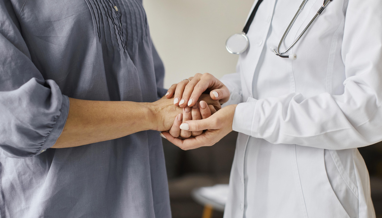 Centro de recuperacion de covid doctora sosteniendo las manos del paciente mayor
