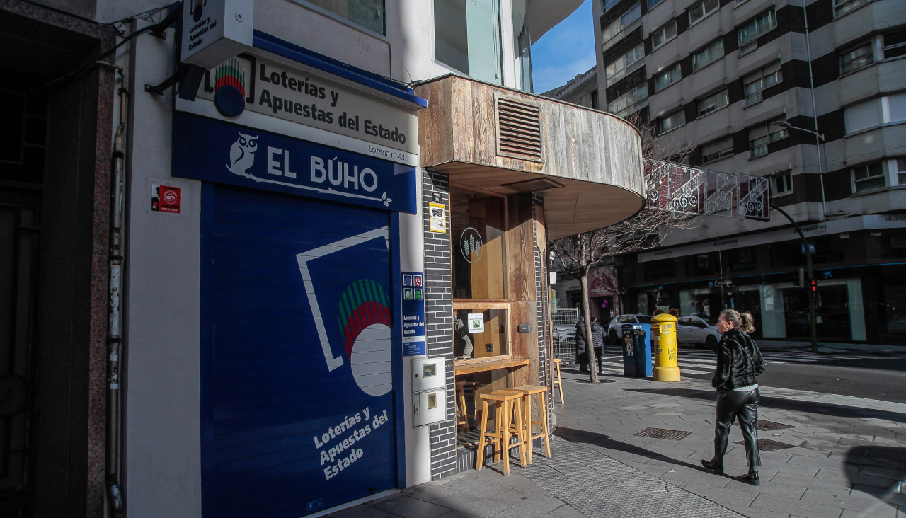 Premio de la Lotería del Niño en la administración El Búho de A Coruña @ Quintana (3)