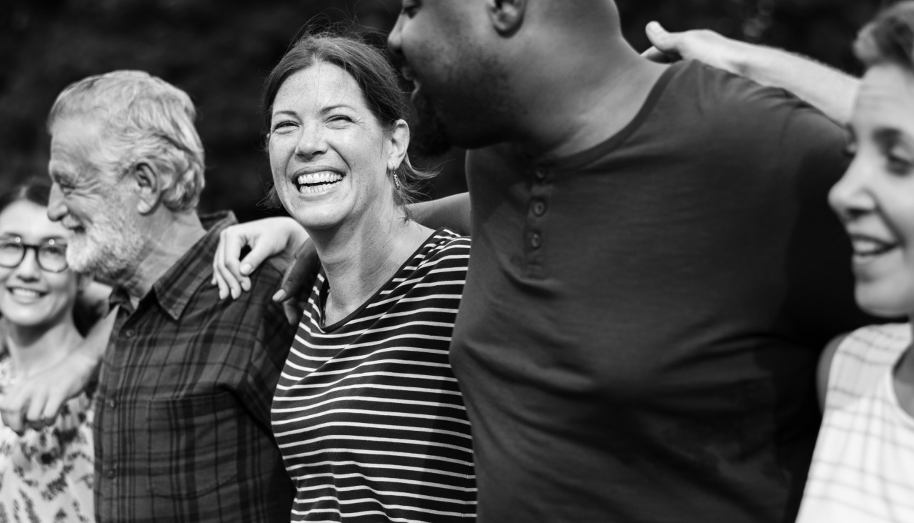 Gente diversa alegre junto en el parque