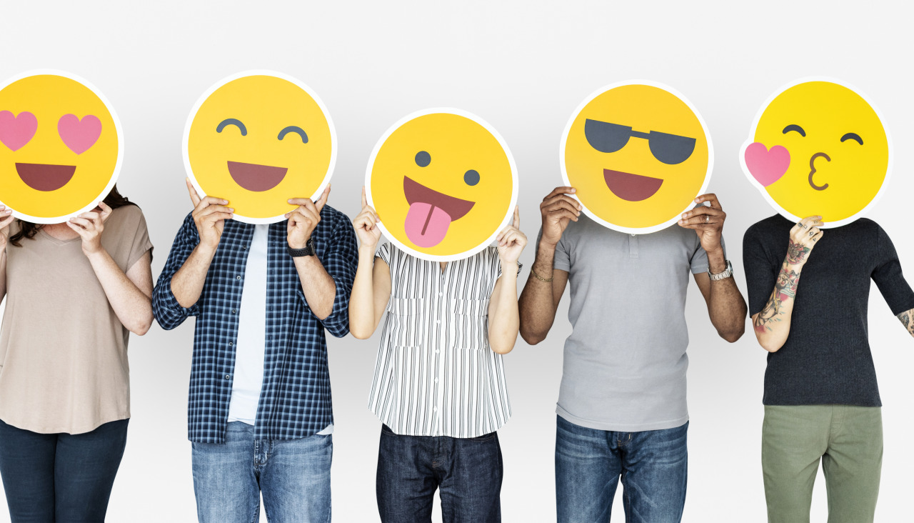 Diversas personas con emoticonos felices