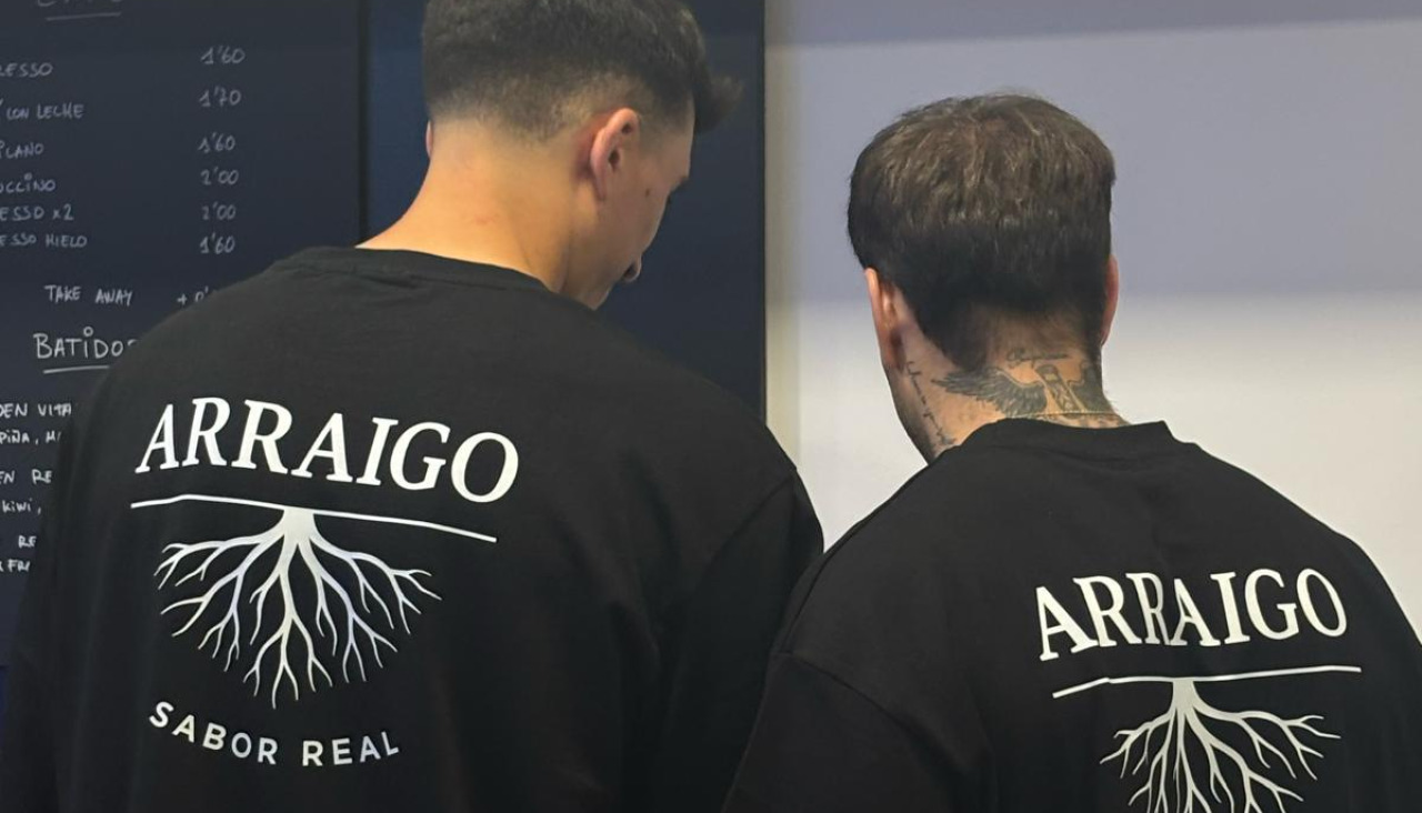 Adriau0301n y Samuel, fundadores de Arraigo Sabor Real, con la camiseta del proyecto