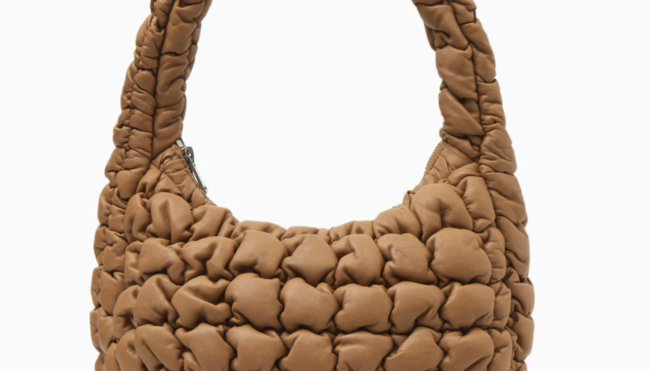 Bolso beige acolchado de la firma COS