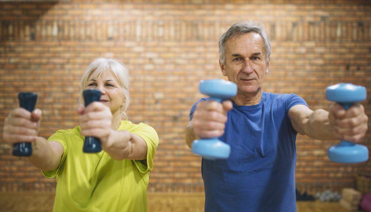 Gente mayor entrenando en gimnasio