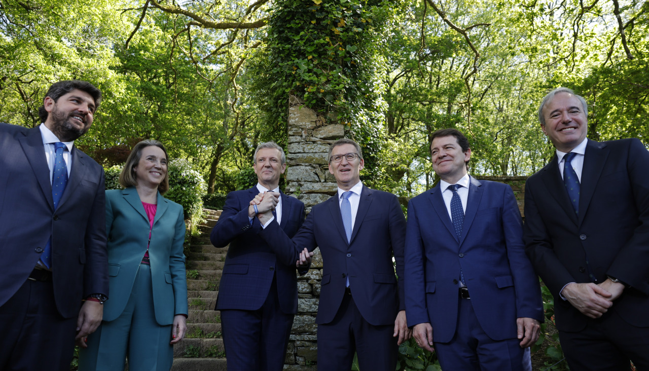 SANTIAGO DE COMPOSTELA, 13/04/2024.- El líder del PP, Alberto Núñez Feijoo (c), el presidente de Murcia, Fernando López Miras (i), el de Aragón, Jorge Azcón (d), el de Castilla y León, Alfonso 