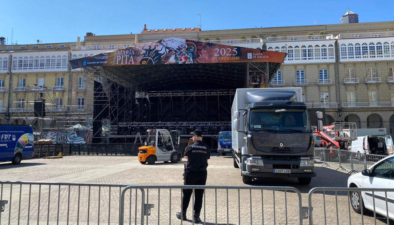 Escenario de las fiestas de María Pita ya montado (2)