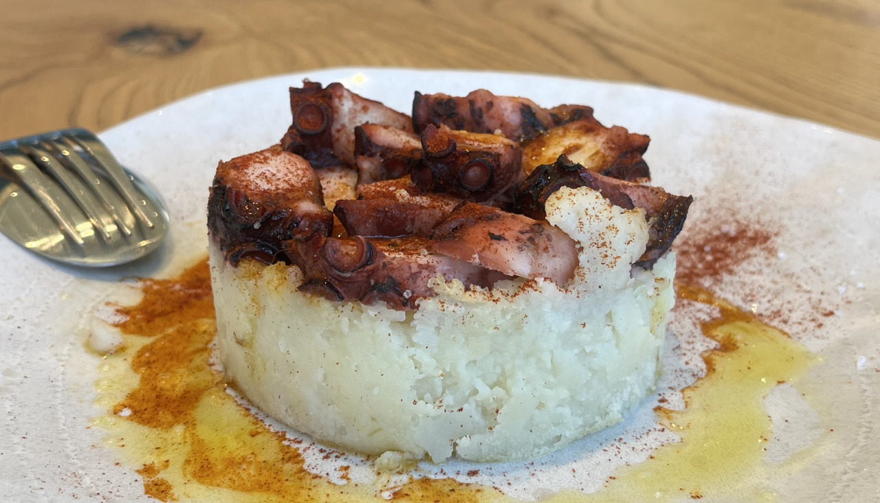 Un coulant de pulpo que sorprende por su combinaciou0301n de sabores.