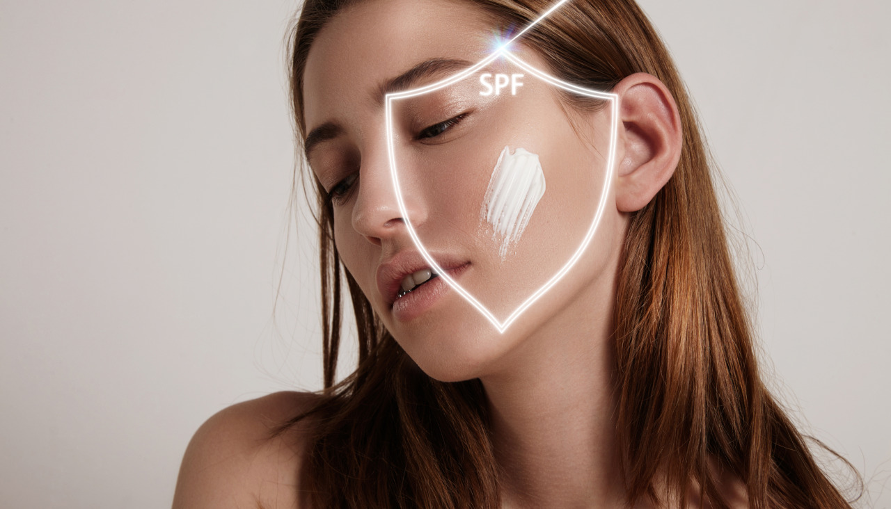La cara de la mujer en un escudo hace que la proteccion spf contra el rayo
