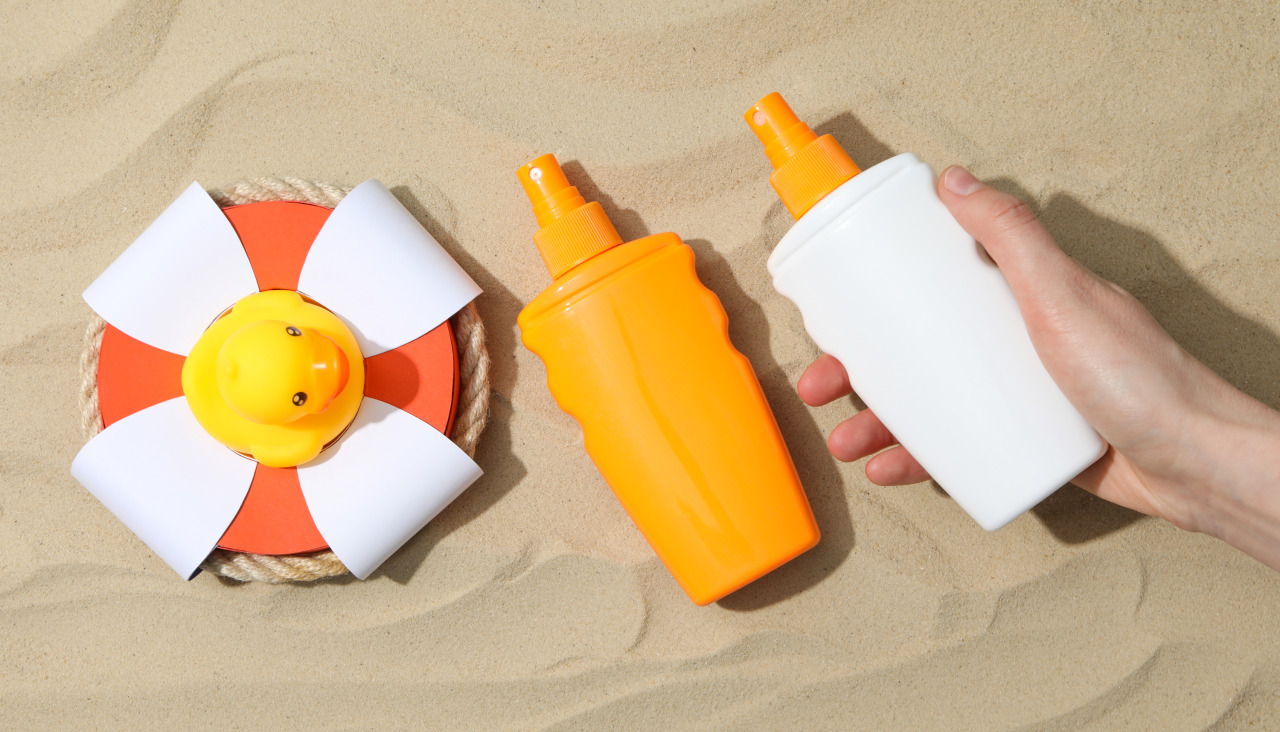 Concepto de vista superior de accesorios para el cuidado de la piel de verano