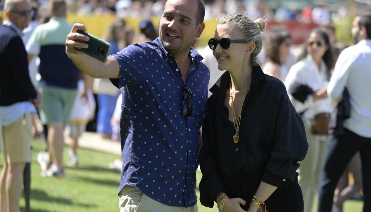 Marta Ortega se hace un selfi con otra persona en Casas Novas Javier Albores