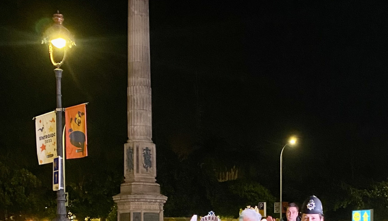 Disfraz reina Isabel y Carlos de Inglaterra