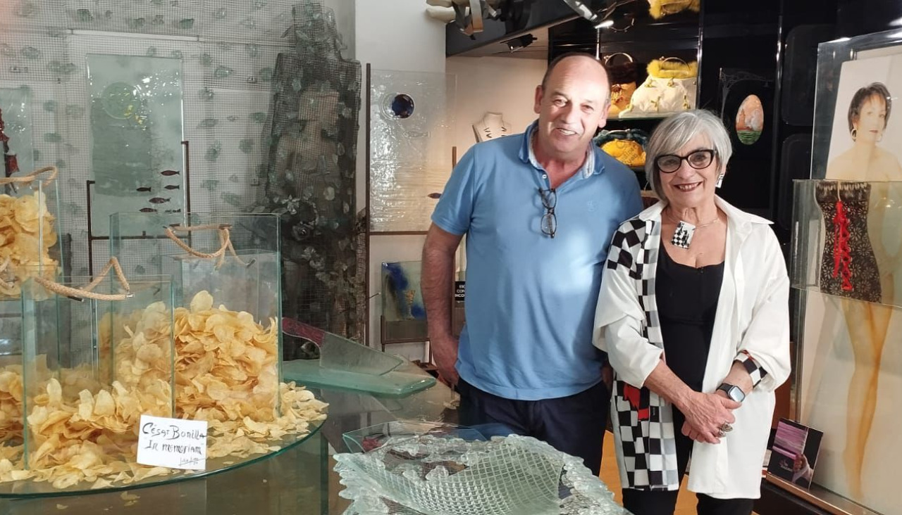 Julia Ares homenajea a César Bonilla con una escultura de patatas fritas
