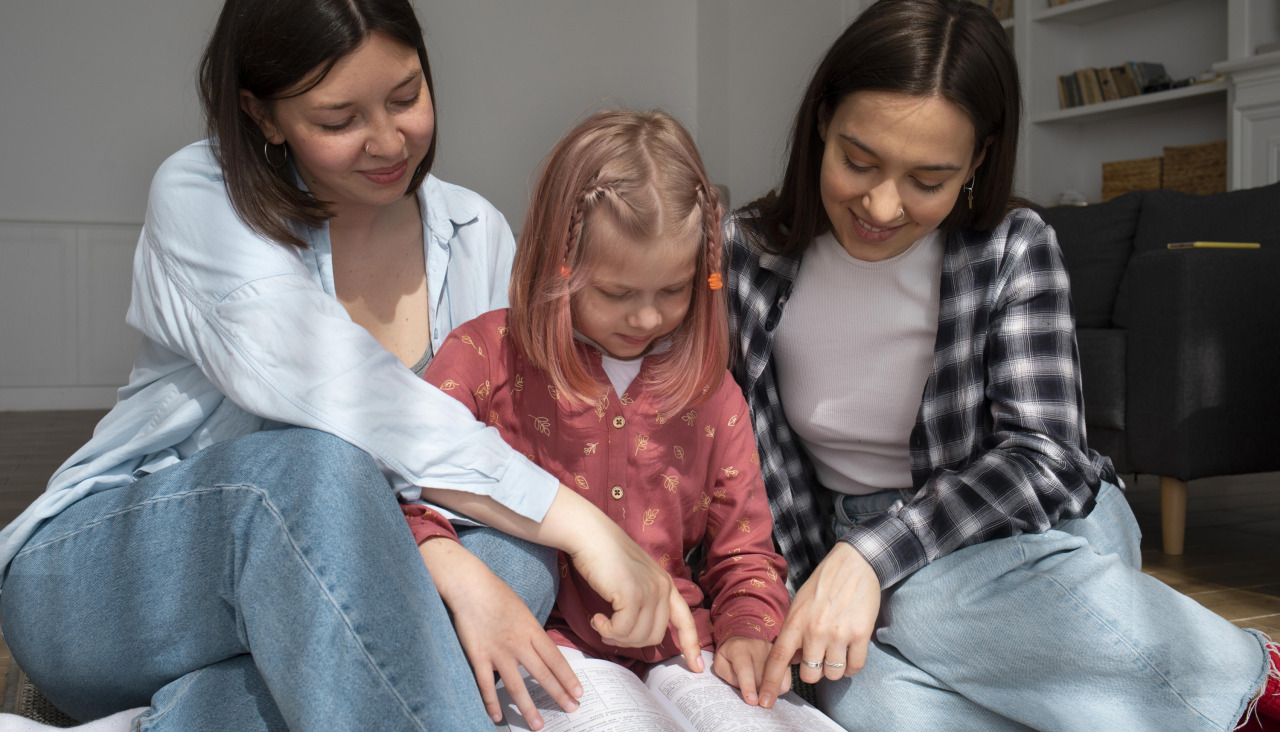 Las mamas pasan tiempo junto con su hija en el interior