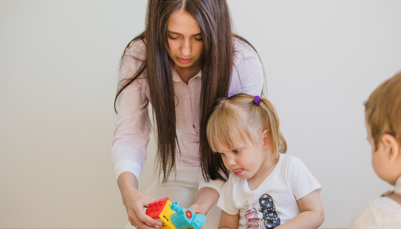Mujer morena sosteniendo el juguete del tren