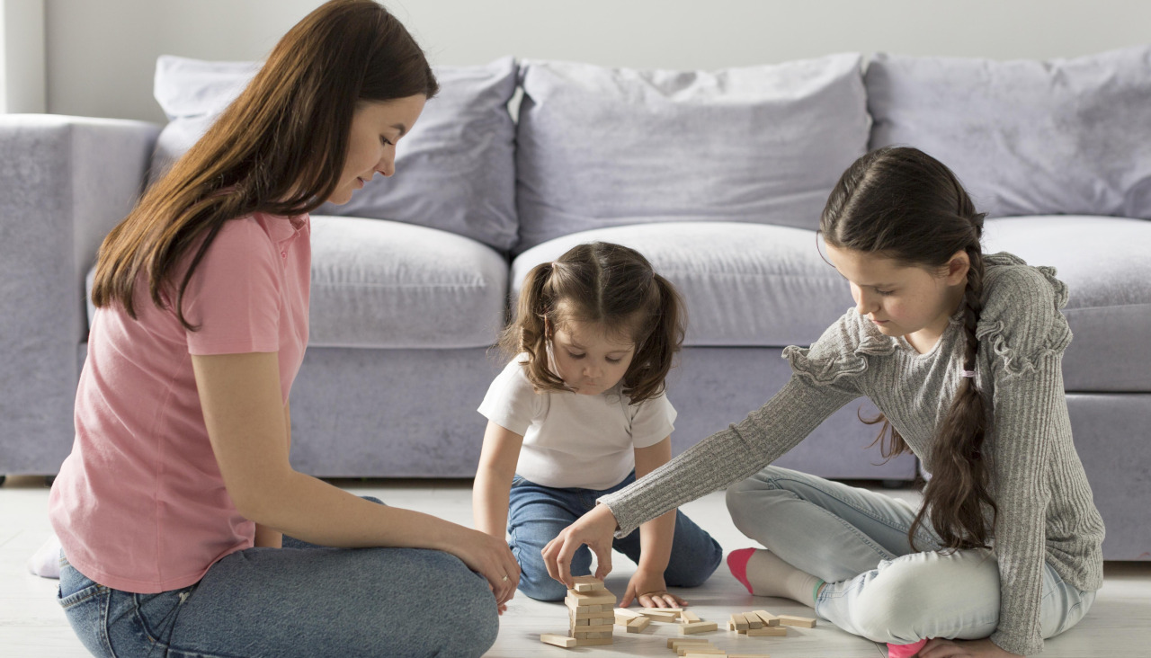 Tiro completo madre y ninas en el piso