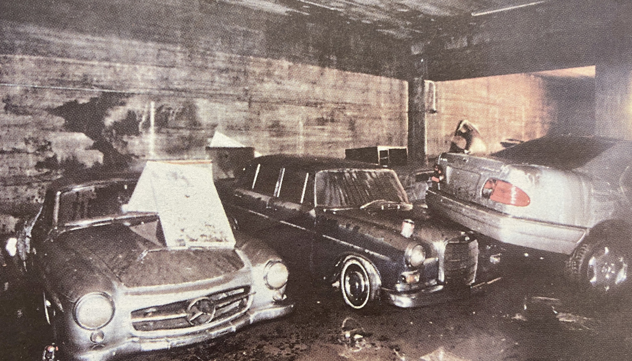 Coches antiguos destrozados en Louzao 1999