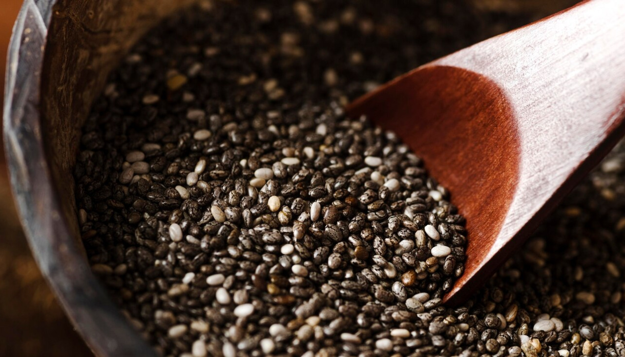 Cuchara rustica tomando semillas organicas 23 2148536696