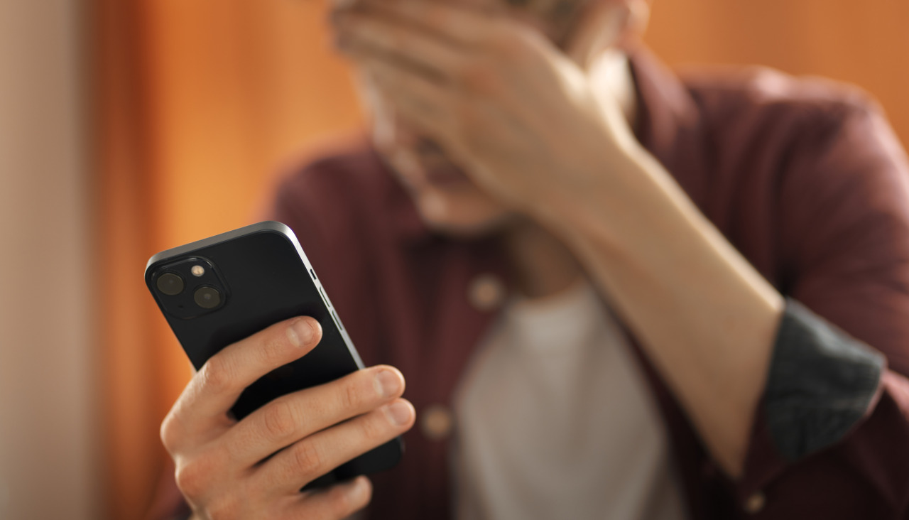 Tiro medio adolescente sufriendo siendo acosado ciberneticamente