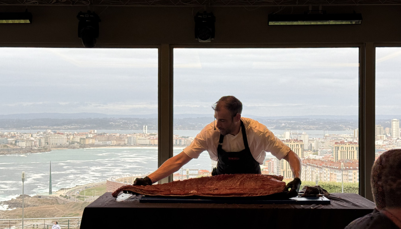 El maestro ronqueador de Atuu0301n Roxo, formado en Le Cordon Bleu de Tokio, durante el despiece del atuu0301n rojo en Au0301rbore da Veira