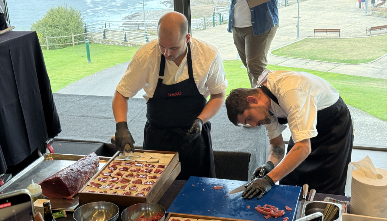 Una de las elaboraciones en crudo de ROXO, parte del menuu0301 degustaciou0301n maridado con cervezas 1906