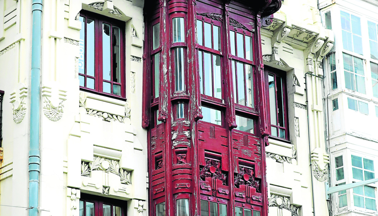 San Andru00e9s au00fan guarda algunos tesoros, como el edificio La Llave, que destaca por el color de su fachada entre el fondo blanco @ Patricia G. Fraga