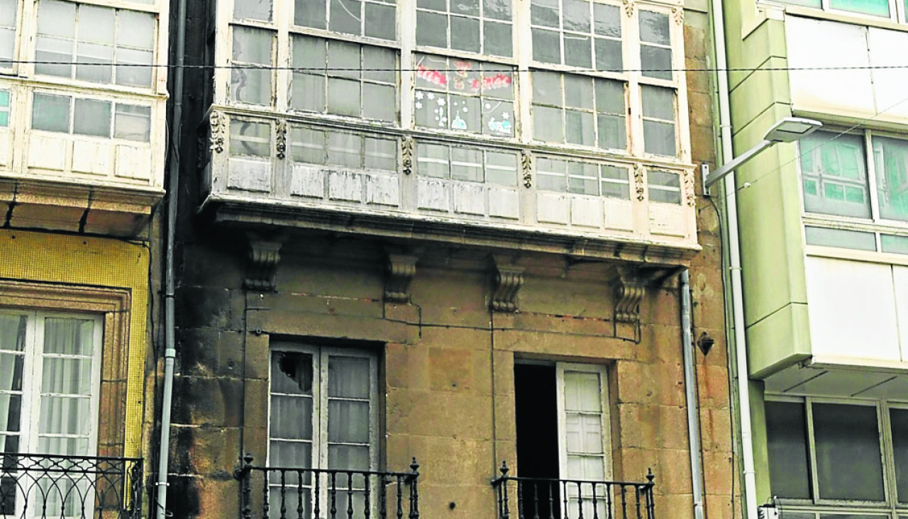 En agosto ardiu00f3 el nu00famero 58, que llevaba mucho tiempo siendo utilizado por individuos marginales para dormir y los dau00f1os siguen siendo bien visibles a du00eda de hoy, sin que se haya acometido ningu00fan arreglo @ Quintana