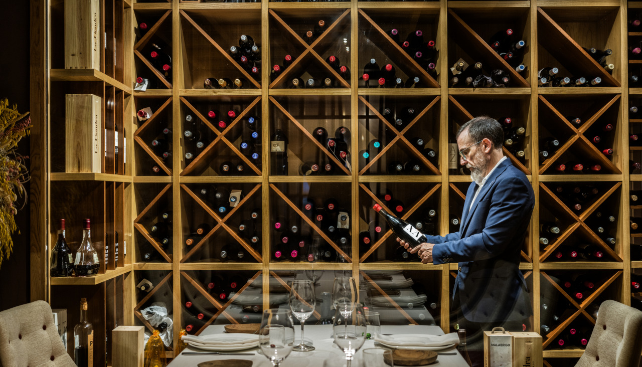 Una bodega con mau0301s de 500 referencias nacionales e internacionales, con los vinos gallegos como protagonistas