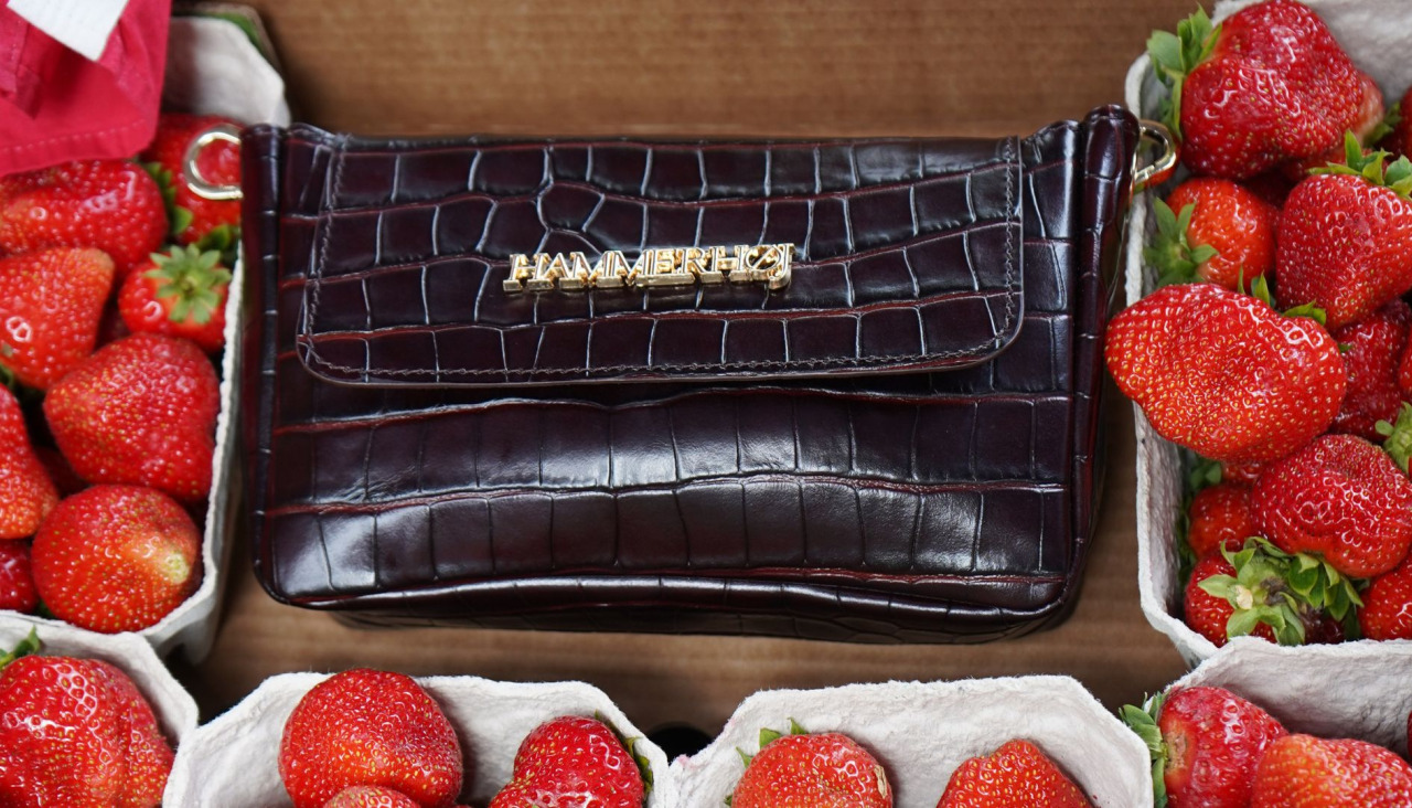 Bolso de efecto cocodrilo en burdeos