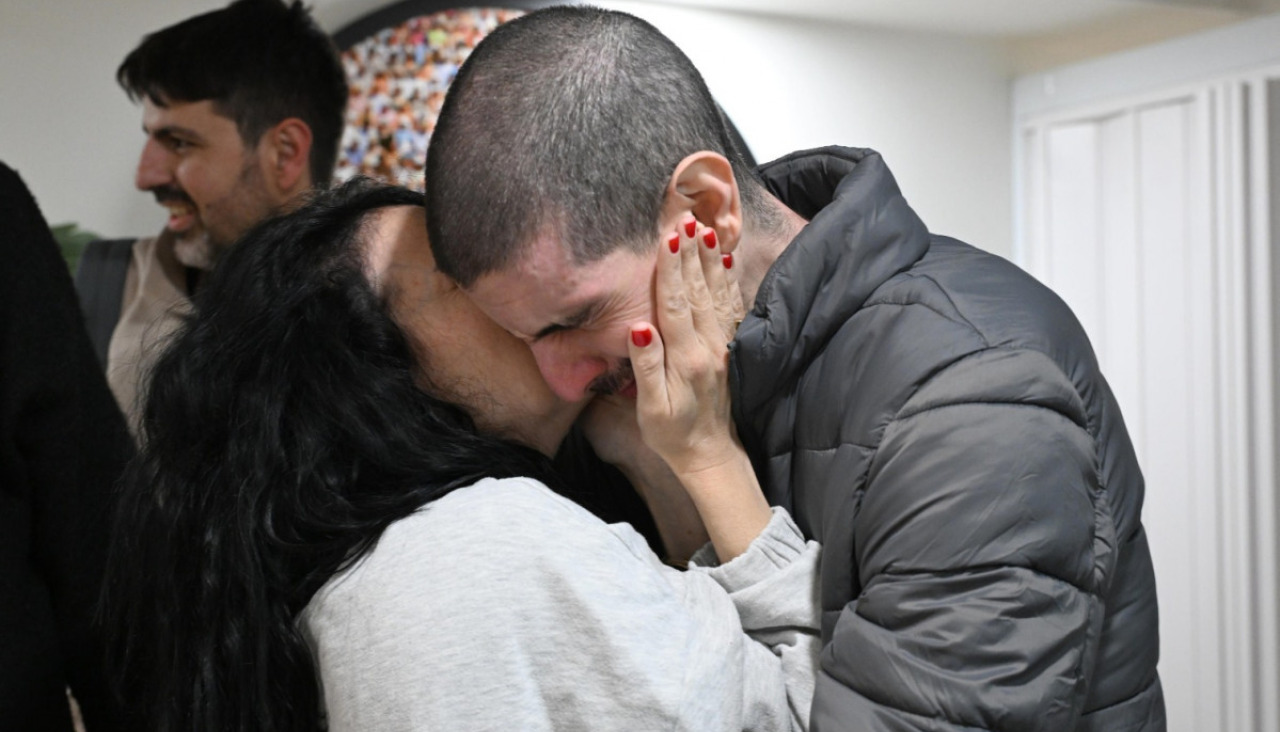 JERUSALÉN (ISRAEL), 08/02/2025.- Los tres rehenes liberados este sábado por Hamás en la Franja de Gaza, Or Levy (d), Ohad Ben Ami y Eli Sharabi, ya están en territorio israelí, confirmó este sábado el Ejército de Israel, y han sido trasladados a un hospital. EFE/ Haim Tzach / GPO SÓLO USO EDITORIAL / SÓLO DISPONIBLE PARA ILUSTRAR LA NOTICIA QUE ACOMPAÑA (CRÉDITO OBLIGATORIO)