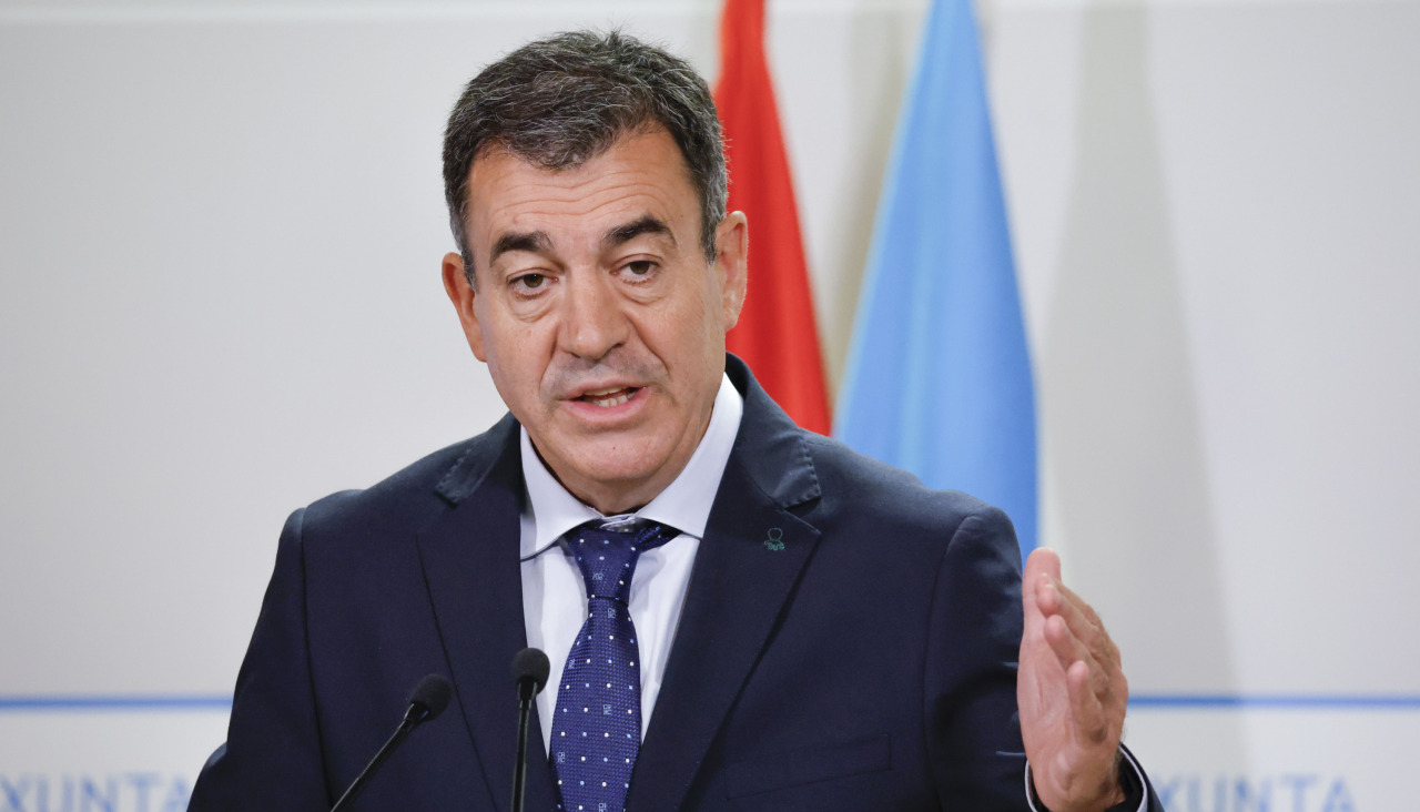 O conselleiro de Educación, Román Rodríguez, intervén en rolda de prensa