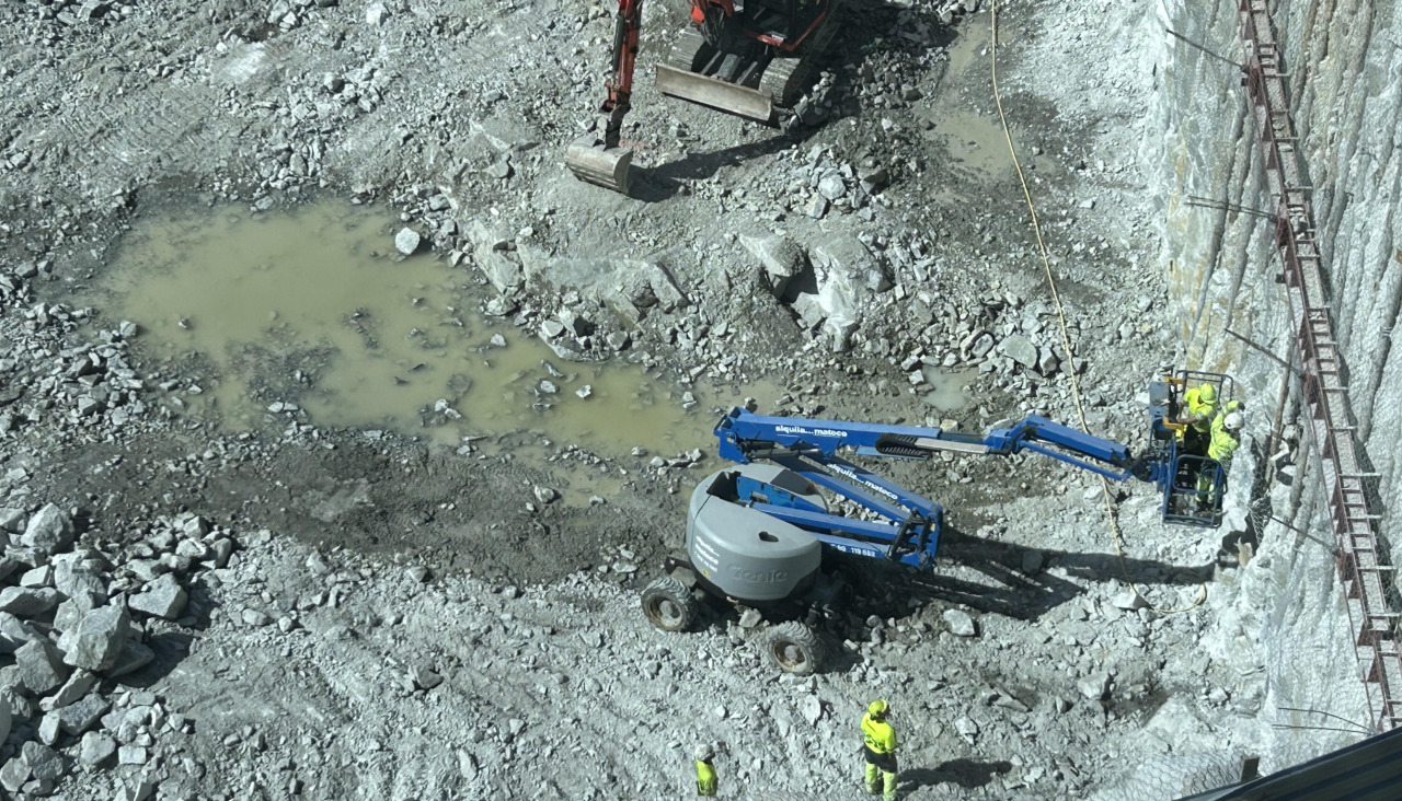 Excavación en la obra para construir la ‘torre polivalente’ del ‘Novo Chuac’, en A Coruña