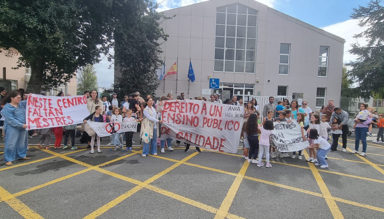 Concentración ante el CEIP Valle Inclán