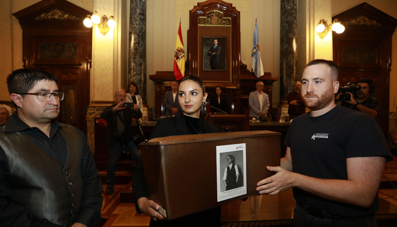Entrega y entierro de los restos mortales de Francisco Miguel 
