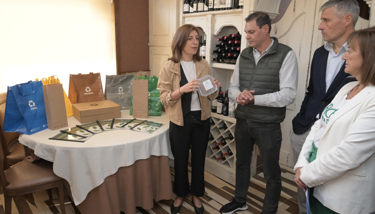 Reunión de hosteleros con la conselleira de Medio Ambiente