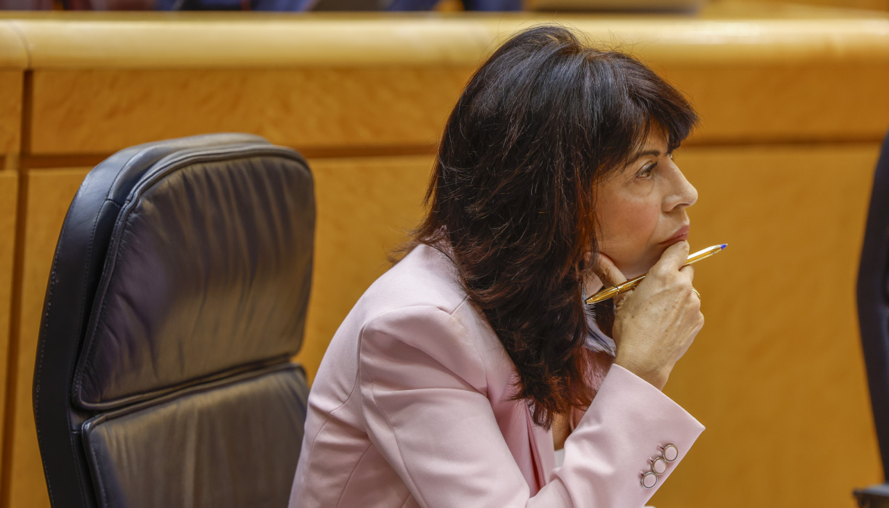 La ministra de Igualdad, Ana Redondo, atiende a las intervenciones de los senadores este miércoles en el Pleno de la Cámara Alta