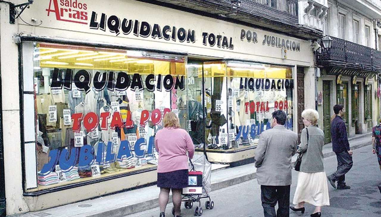 Escaparate de Saldos Arias, hace 25 años, anunciando la liquidación