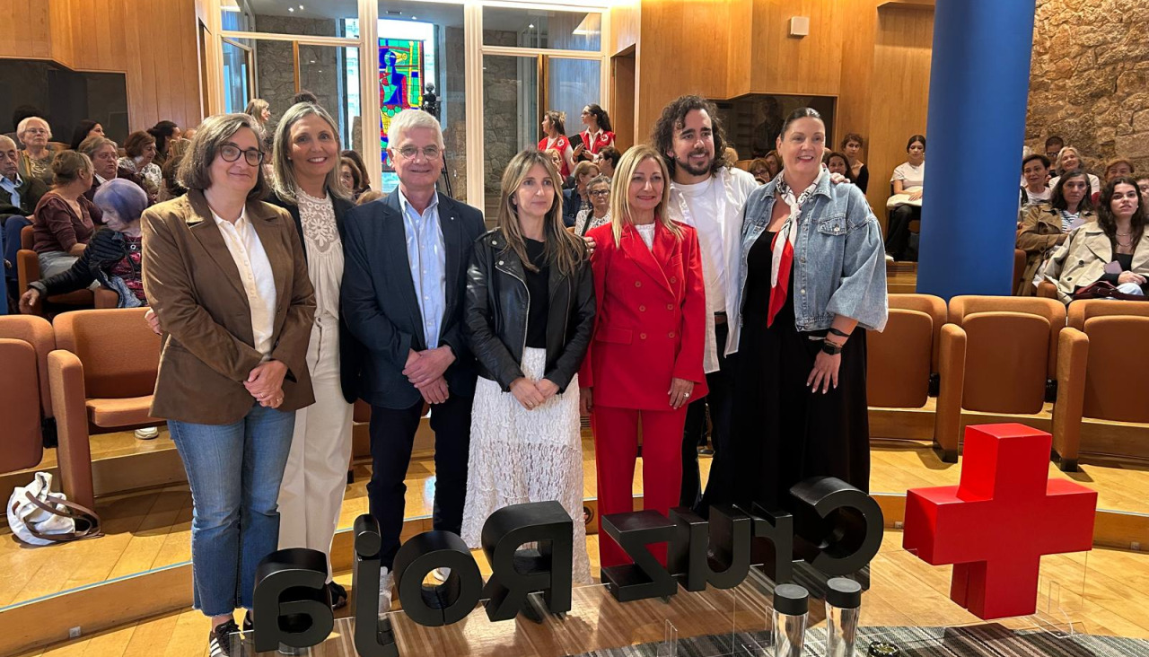 Los participantes en el coloquio posan juntos al final del evento