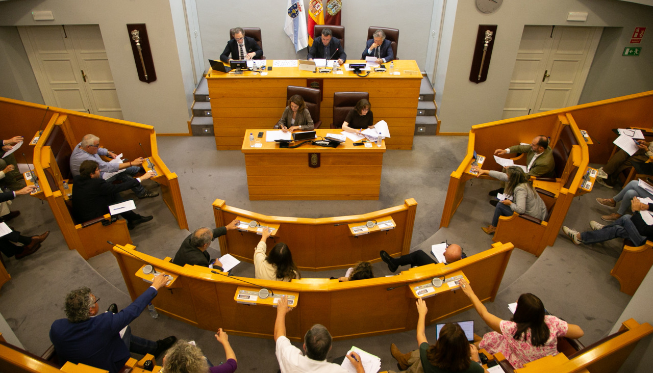 Votación en el pleno de la Diputación de A Coruña